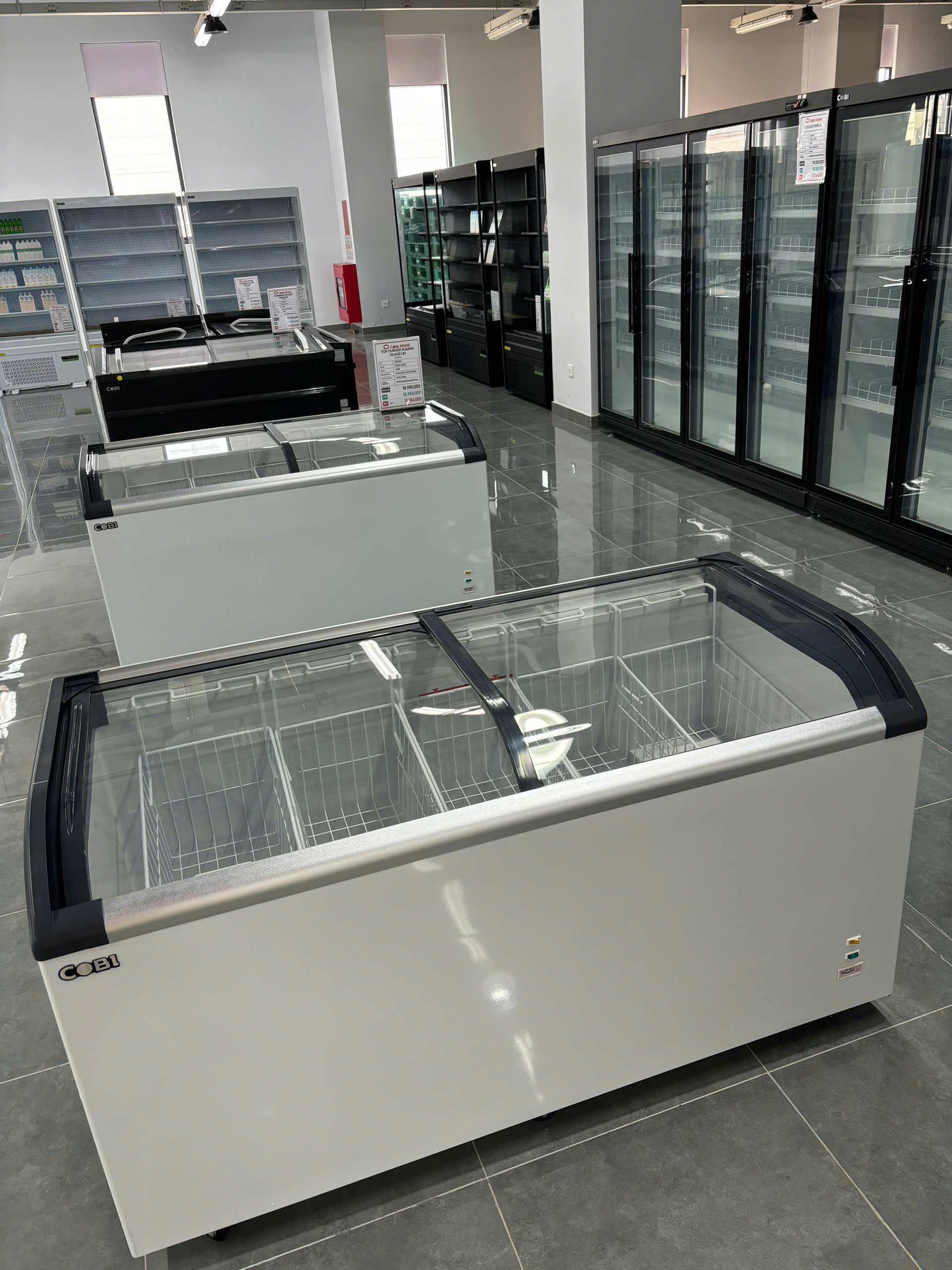 Tủ Đông Nằm Cánh Kính Cong Cobi CBSD-520Q